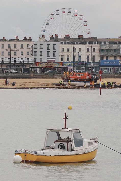 Seaside Townhouse, Uk Beach Aesthetic, Beach England, Uk Beaches Aesthetic, Seaside Uk, Margate Dreamland, Margate Beach Uk, Colorful Beach House, Margate Beach