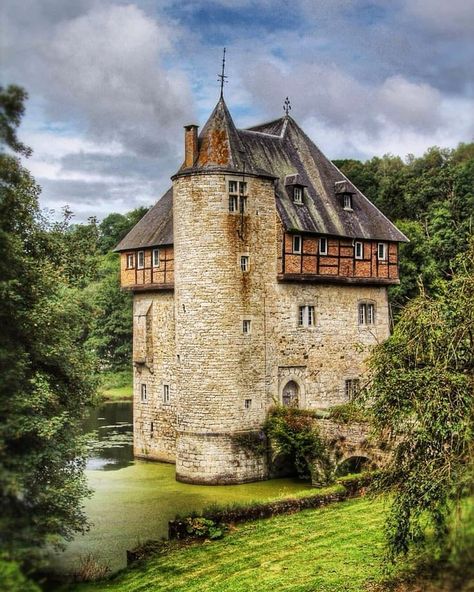 Medieval France Aesthetic, Medieval France, Fantasy Reference, France Aesthetic, Old Mansions, Medieval Castle, Medieval Fantasy, Castle, House Styles