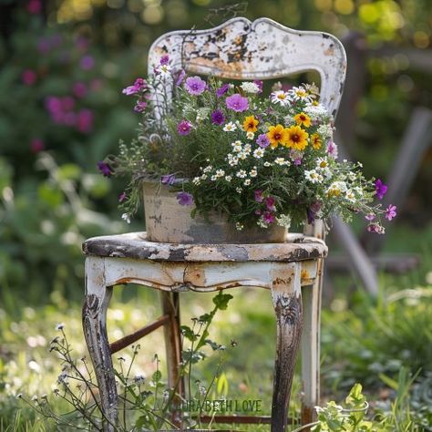 Antique Chair Decor, Front Yard Flower Bed, Chair Planter, Ideas For Front Of House, Farm Paintings, Bohemian Garden, Upcycle Garden, Upcycle Repurpose, Flower Bed Ideas