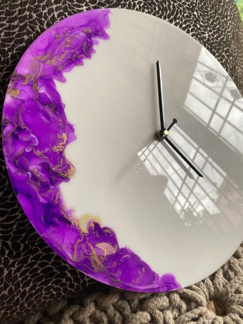 Purple Resin Clock, Purple Resin Art, Alcohol Ink Clock, Resin Clock Ideas, Resin Pendant Diy, Resin Art Canvas, Clock Making, Resin Wall Clock, Amazing Resin