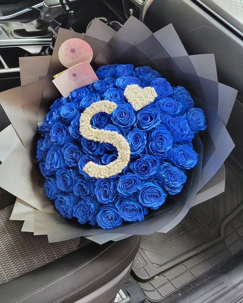 Blue roses with a baby breath initials 💙🤍 . . . Pre-Order your bouquet 💐 for any occasions. Add On's available, Crowns 👑, balloons 🎈, toppers , Sash , pins 📌, chocolates 🍫 Dm or send a whatsapp to 914-648 2510 Delivery available 📍Yonkers,NY . . #blueroses #gift #forhim #flowersofinstagram #roses #instagramreels #yonkersflorist #nyc #bronx #explore #organic Ribbon Bouquet, Baby Breath, Blue Chocolate, Forever Rose, Glitter Roses, Chocolate Bouquet, Blue Roses, Blue Glitter, Blue Rose