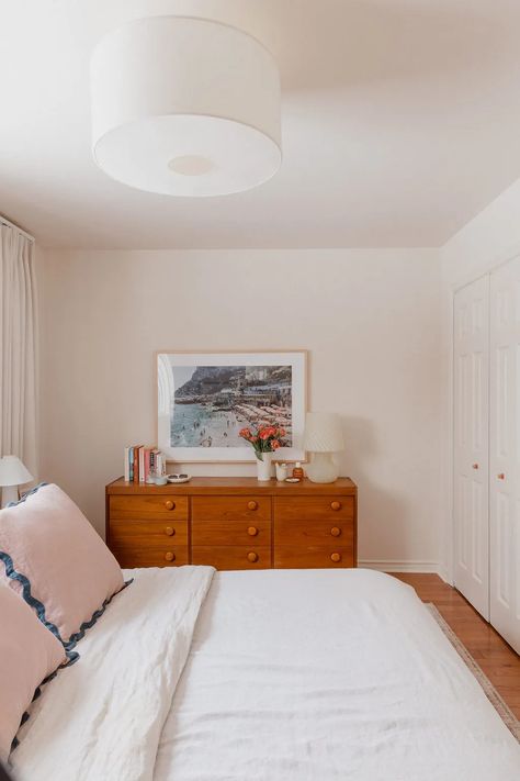 Mcm Guest Room, Colorful Simple Bedroom, Dimity Farrow And Ball Bedroom, Dimity Bedroom, Simple Colorful Bedroom, Beachy Airbnb, Eclectic Minimalist Bedroom, Simple Eclectic Home, Simple Apartment Bedroom