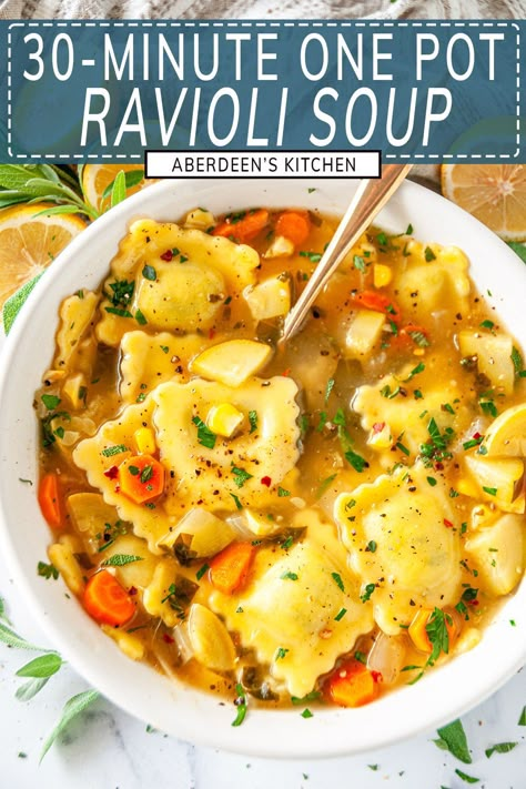 Meatless Soup Recipes, Stew Vegetarian, Vegetable Ravioli, Ravioli Soup, Vegan Ravioli, Chinese Chicken Salad Recipe, Quick Soup Recipes, Spinach Ravioli, Pumpkin Ravioli