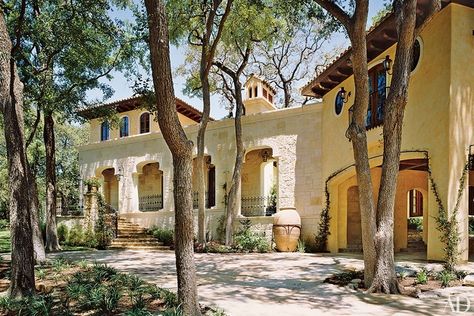 ones of light yellow—achieved with stone instead of paint—warm up this Texas home by Houston-based designer William W. Stubbs. The palatial house, conceived as a cross between traditional Tuscan and Spanish architectures, also features a landscape designed by John S. Troy. Mediterranean Decor Tuscan, Tuscan Homes Interior, Contemporary Mediterranean House, Mediterranean House Interior, Luxury Mediterranean Homes, Mediterranean Homes Exterior, Mediterranean Exterior, Mediterranean Mansion, Mediterranean Interior