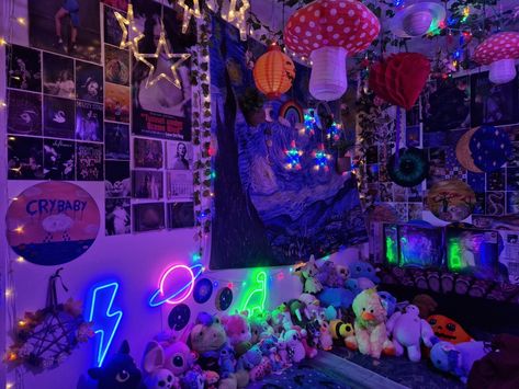 Alien Room Aesthetic, Space Themed Room Aesthetic, Mushroom Aesthetic Room, Aesthetic Retro Room, Room Aesthetic Retro, Maximalism Bedroom, Chaotic Room, Chaotic Room Aesthetic, Lana Del Rey Taylor Swift