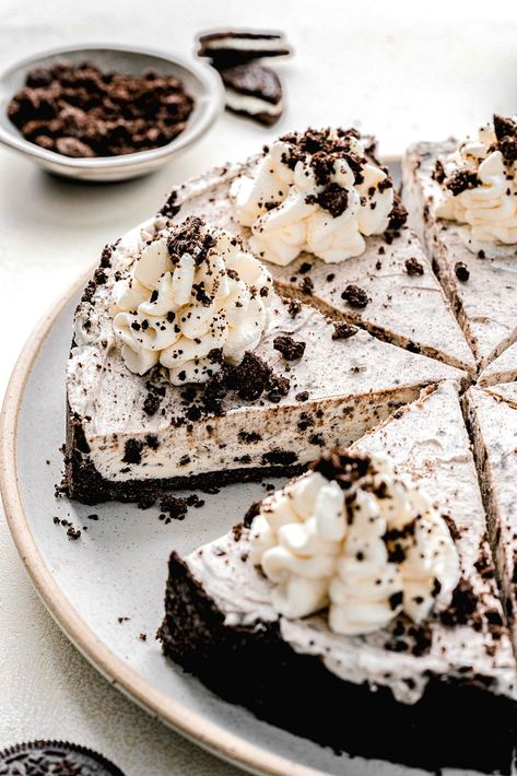 This Oreo pie is made up of Oreo crust filled with a creamy, Oreo-laden filling. It's topped with homemade whipped cream and crushed Oreos. Oreo Crust Recipe, Oreo Fluff Dessert, No Bake Oreo Pie, Baked Oreo Cheesecake Recipe, Oreo Cheesecake Recipe, Cream Pie Filling, Oreo Filling, Oreo Cheesecake Recipes, Oreo Pie