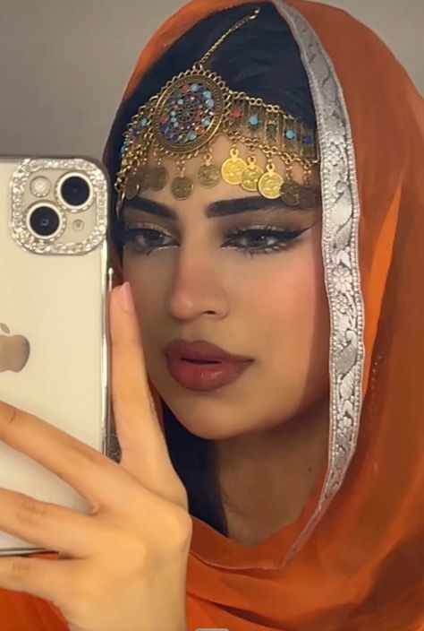 Afghan Girl Afghani Makeup, Afghan Makeup, Afghan Beauty, Long Red Nails, Hijab Beauty, Desi Outfits, Afghan Wedding, Afghan Girl, Brush Background