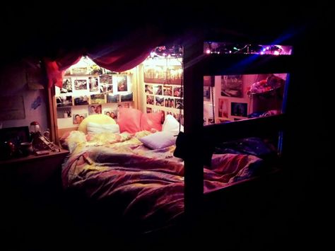 If im in a triple room, and sleeping on the bottom bunk i am for sure making my bed into a little cave Cozy Bottom Bunk, Bottom Bunk Aesthetic, Bottom Bunk Ideas Aesthetic, Bottom Bunk Decor, Bottom Bunk Bed Decorating Ideas, Bottom Bunk Ideas, Bunk Bed Rooms Decor Aesthetic, Bunk Bed Aesthetic, Bunkbed Ideas