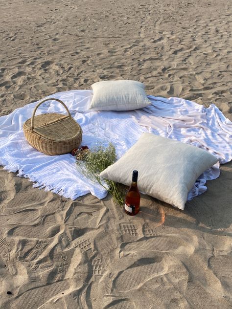 Beach Blanket Photoshoot, Coastal Cowgirl Beach Photoshoot, Beach Blanket Aesthetic, Beach Picnic Photoshoot, Aesthetic Beach Picnic, Aesthetic Beach Photoshoot, Bday Picnic, Brand Session, Date Aesthetic