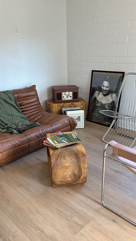 Brown Couch Living Room Aesthetic, Brown Chair Living Room Ideas, Art Decor Interior Design, Retro Aesthetic Living Rooms, Brown Leather Couch Living Room Aesthetic, Leather Couch Aesthetic, Cool Interior, Retro Leather Couch, Brown Leather Couch Aesthetic