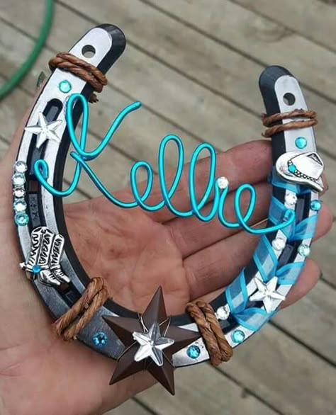 Almost spelled it right Horse Shoe Ideas, Horseshoe Ideas, Horseshoe Crafts Projects, Horse Room, Horseshoe Projects, Western Crafts, Horse Camp, Horseshoe Decor, Horseshoe Crafts