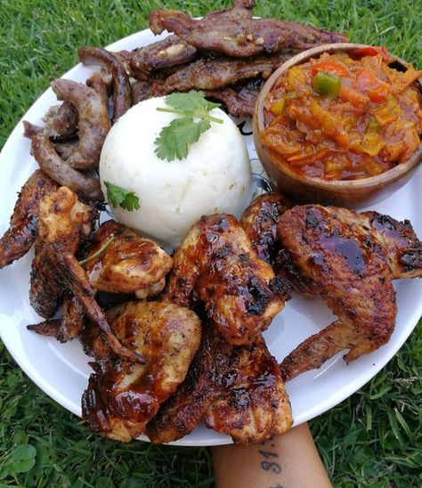 South African Wedding Food, Nigerian Food Platters, Nigeria Food Tray, Kenyan Street Food, African Food Aethstetic, Nigerian Culture Aesthetic Food, Zimbabwe Food, Amazing Food Platters, Cooking Soul Food