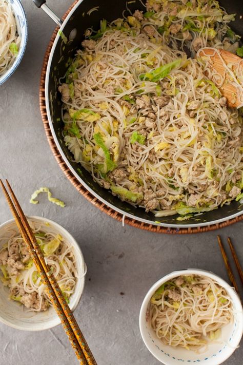 Quick Chinese Chicken & Cabbage Noodles on www.simplebites.net #dinner #recipe Cabbage Spaghetti, Angel Hair Noodles, Cabbage Noodles, Chicken Cabbage, Chicken And Cabbage, Skillet Dinners, Chinese Chicken, Angel Hair, Family Table