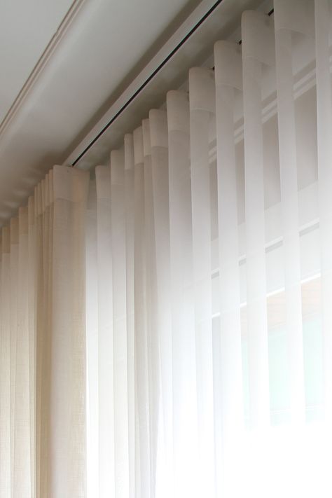 Doppio tendaggio Wave Ripple Fold Drapes, Stone Wall Interior Design, Cortina Wave, Stone Walls Interior, Armani Casa, Wave Curtains, Ceiling Curtains, Diy Window Treatments, Drapes And Blinds