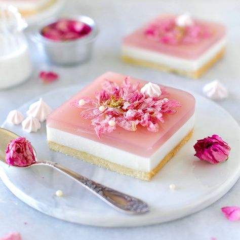 Panna Cotta Tart, Showstopper Dessert, Rose Recipes, Rose Blossom, Pretty Dessert, Sharing Is Caring, Fancy Desserts, Just Desserts, Sweet Recipes