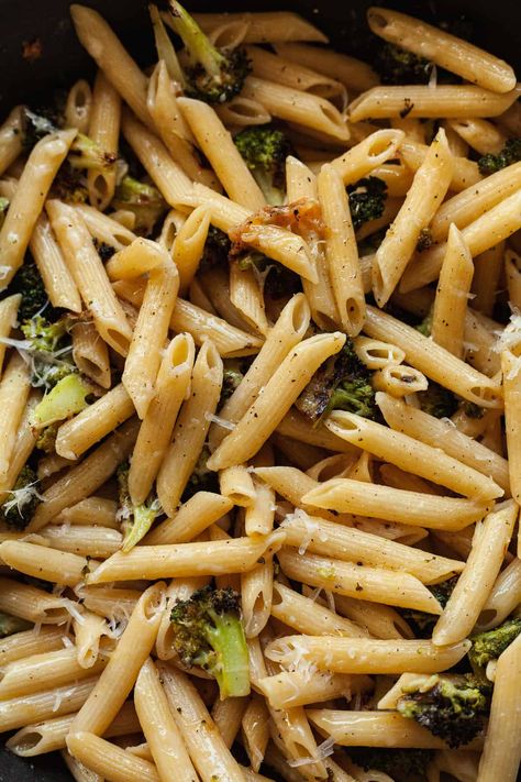 Roasted Broccoli Pasta, Meatless Pasta Dishes, Broccoli Pasta Sauce, Salads Broccoli, Vegetarian Pasta Recipe, Oven Roasted Garlic, Pasta Recipes Quick, Crunchy Salads, Vegetable Pasta Bake