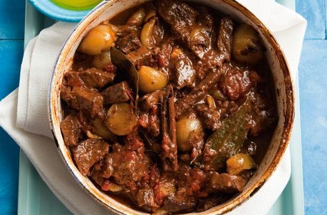 Greek Beef Recipes, Stifado Recipe, Diced Beef Recipes, Beef Stifado, Beef Stews, Ground Beef Breakfast, Beef Entrees, Eat Greek, Beef Goulash