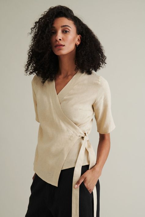 The Haverö wrap blouse is classic and stylish, with a touch of minimalist kimono style and femininity. Made from washed 100% linen, it is breathable and soft against the skin. The bound neckline gives the blouse a polished look, while the back darts ensure a flattering fit. Front bust darts guarantee good shaping. The wrap front drapes generously downward, creating visual interest and elegance. You can tie the belt vertically in various ways, either to break the waistline or, as shown in the picture, just to the side. The wrap blouse can also be paired over dresses for a chic ensemble. Dress Shirt And Tie, Shirt And Tie, Wrap Shirt, Kimono Style, Church Decor, Wrap Blouse, Kimono Fashion, Vintage Wear, Polished Look