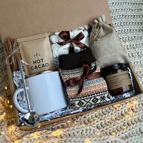 Winter Gift Box Ideas For Her, Hot Cocoa Box Gift Ideas, Cute Gift Baskets For Friends, Cozy Gift Basket Ideas For Women, Gift Box Ideas Handmade, Cozy Night In Gift Basket, Coffee Basket Gift Ideas, Tea Gift Box Ideas, Candle Gift Baskets