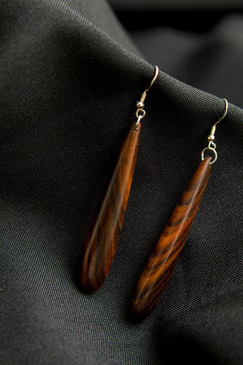 Wood Turned Earrings, Wood And Metal Jewelry, Wood Earring Ideas, Woodturning Jewelry, Wooden Jewelery, Wood Jewelery, Simple Wood Carving, Jewelry Product Shots, Driftwood Jewelry