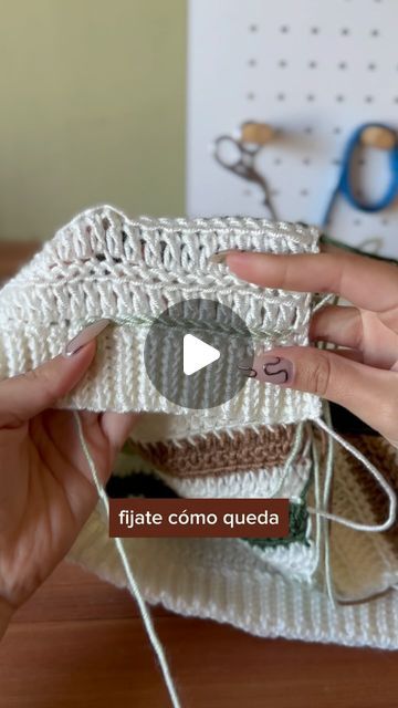 HolaYuyito 🌿 Cursos & Patrones de Crochet on Instagram: "Te enseño cómo tapar los agujeritos que quedan luego de tejer el elástico 🩷   Espero que te guste porque de este cardigan se trata el nuevo tutorial para YouTube 🙌🏻   Besos,  Abi de HolaYuyito   Pd: enseñe a realizar el elástico en un reel del año pasado 🤭  #crochet #ganchillo #crochettutorial" Cardigan Crochet Patron, Crochet Cardigan, Crochet, On Instagram