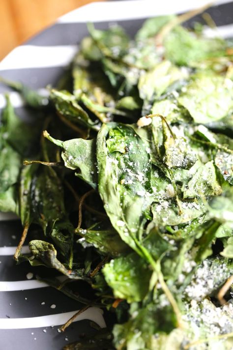 Crispy Spinach, Spinach Chips, Fried Spinach, Air Fryer Recipes Breakfast, Air Fryer Recipes Snacks, Air Fryer Review, Loaded Mashed Potatoes, Raw Spinach, Gluten Free Menu