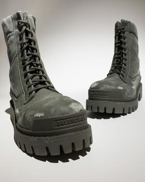 Balenciaga Combat Boots, Balenciaga Boots Mens, Balenciaga Strike Boots Outfit, Balenciaga Strike Boots, Celine Boots, Ropa Upcycling, Balenciaga Boots, Techwear Fashion, Balenciaga Men