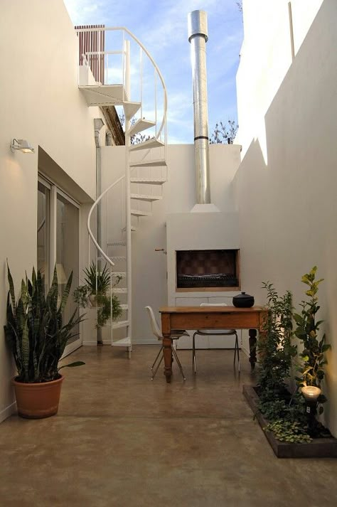 Foto Scale, Staircase Outdoor, Rooftop Terrace Design, Rooftop Design, Tiny Studio, Outdoor Stairs, Patio Interior, Terrace Design, Patio Designs