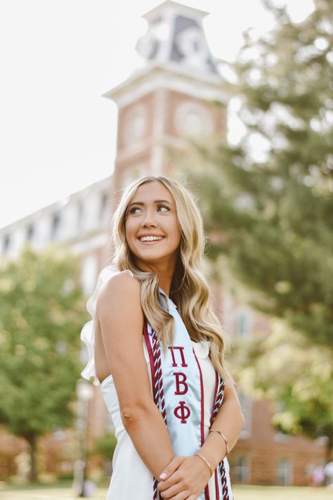 College Campus Senior Pictures, Graduation Picture Poses Cap And Gown, Biology Graduation Pictures, Senior Picture Ideas College, College Senior Picture Ideas, Unique College Graduation Pictures, Highschool Senior Pictures, College Grad Pics, Cap Pics