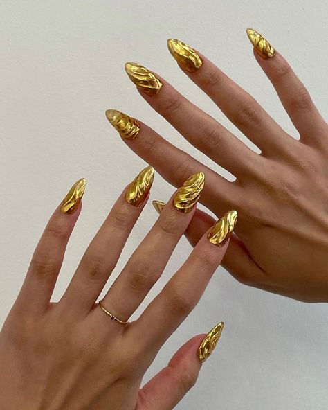 Liquid gold 💧🤤 Aprés GelX for @allgood_celine by Jacklyn⚱️ @kiaraskynails chrome powders 👌 Egypt Nails Design, Egypt Nails, Valentine's Day Nail Design, Beach Nails Art, Gold Accent Nail, Dream Flat, Sun Nails, Beach Nail Art, Gold Nail Art