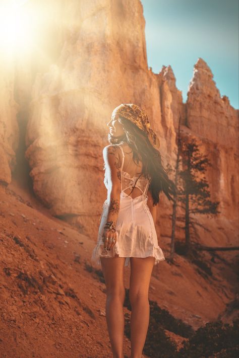 Desert Princess Outfit, Sedona Photoshoot Photo Ideas, Aztec Photoshoot, Astrology Photoshoot, Desert Pictures Ideas, Alt Cowgirl, Birthday Goddess, Desert Fashion Editorial, Cowgirl Shoot