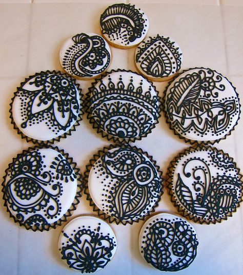 great idea for buttons or jewelry Henna Cake, White Cookie, White Henna, Henna Party, Fancy Cookies, Creative Cookies, Cookie Inspiration, Beautiful Cookies, Iced Cookies