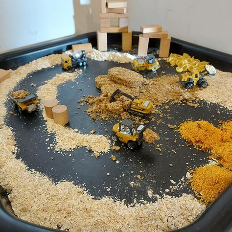 Oats, cous cous, weetabix and wooden blocks with vehicles. Sand Tray Ideas Eyfs, Tuff Tray Ideas Toddlers, Nursery Crafts, Sand Tray, People Who Help Us, Creative Chaos, Creative Room, Nursery Activities, Tuff Tray