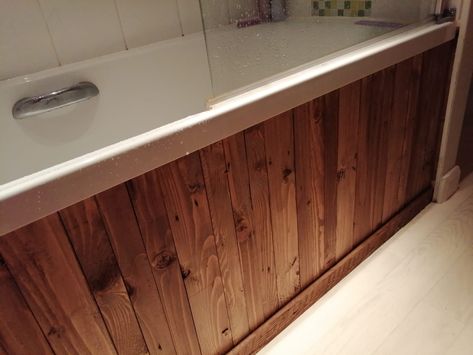 Bath panel made from up cycled pallet wood Wooden Panel Bath, Wood Around Tub, Wood Tub Skirt, Wooden Bath Panel Ideas, Diy Bath Panel Ideas, Wood Bath Panel, Diy Bath Panel, Bath Panel Ideas Diy, Tub Skirt