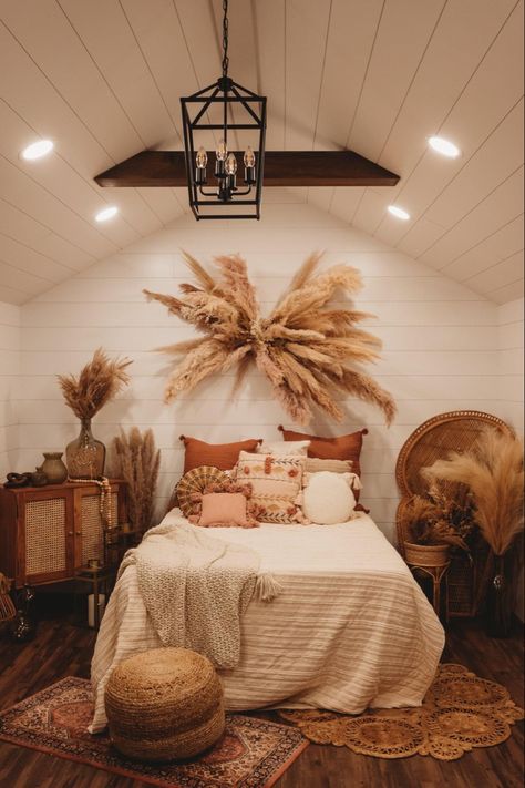 Bedroom Photography Studio, Shed Photography Studio Ideas, Backyard Photography Studio, Spare Room Photography Studio, Shed Photo Studio, Boho Room Photoshoot, Shed Studio Photography, Boho Photo Studio, Tiny Photography Studio