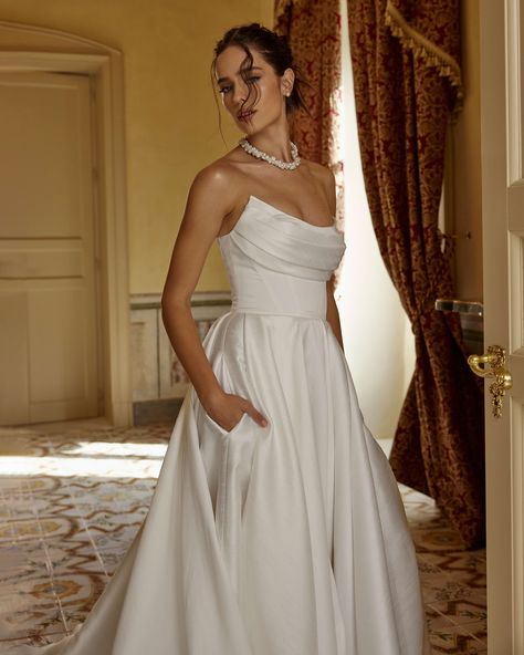 Quiet luxury is a Fiano A-line dress with a deep neckline decorated with silk drapery. For the bride’s comfort, we added hidden pockets on both sides. The model was created in order to feel like a queen on her most important day. The dress is perfect for a magnificent celebration outside the city, on the coast and in a luxurious banquet hall. #raragroup #raraavisgroup #fashion #weddingdress #wedding #weddingday #bride #couture #couturefashion #couturecollection Corset Style Wedding Dress, Wedding Dress Italy, Classic Bridal Look, Divine Atelier, Natalia Romanova, White Wedding Dress, Long Train, Bridal Look, Bridal Robes