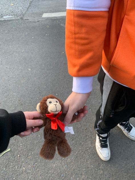 Bf and gf holding teddy bear by its arms Short Bf Tall Gf Poses, Grumpy Bf Sunshine Gf, Taller Gf And Short Bf, Gamer Bf And Gf, Cute Gf Bf Pics, Gf Activities, Couple Faceless Aesthetic, Bf Gf Matching Pfp, Tall Bf Short Gf Aesthetic