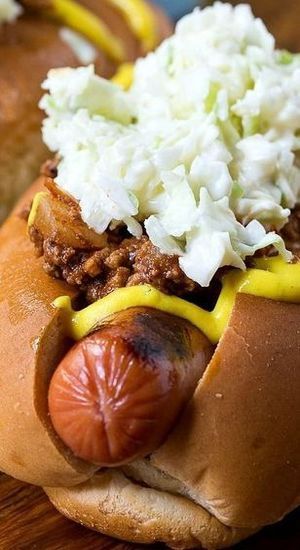 Slaw Dog, Hot Dog Chili Sauce, Hot Dog Sauce, Grilling Hot Dogs, Hot Dogs Recipes, Best Chili, Hot Dog Chili, Burger Dogs, Creamy Coleslaw