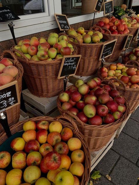 Apple Aesthetic Fruit, Apples Aesthetic, Autumn Farmers Market, Shortcake Aesthetic, Strawberry Shortcake Aesthetic, Aesthetic September, Autumn Apples, Fall Core, Strawberry Shortcake Friends