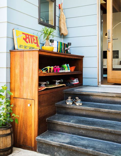 Front Door Shoe Storage, Outdoor Shoe Storage, Front Door Steps, Porch Storage, Porch Remodel, Outdoor Entryway, Mudroom Design, Woodworking Inspiration, Outdoor Stairs