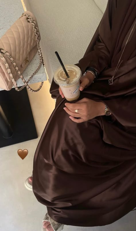 #saudiarabia #qatar #bahrain #kuwait #oman #iraq #uae #france #abaya #abayastyle #abayadubai #modesty #hijab Brown Abaya Aesthetic, Zainab Aesthetic, Abaya Wardrobe, Abaya Pics, Zainab Core, Open Abaya Style, Hijab Outfit Aesthetic, Brown Abaya, Hijabi Baddie