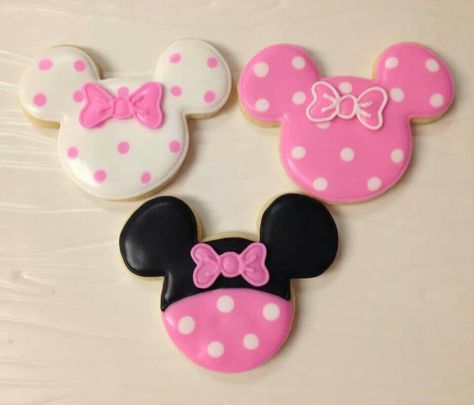 Minnie cookies~ No source, Pink Mickey And Minnie Cookies Decorated, Mini Mouse Cookies Royal Icing, Minnie Mouse Decorated Cookies, Minnie Mouse Royal Icing Cookies, Minnie Mouse Cookies Decorated, Minnie Mouse Sugar Cookies, Minnie Cookies, Mickey Cookies, Cupcakes Decorating