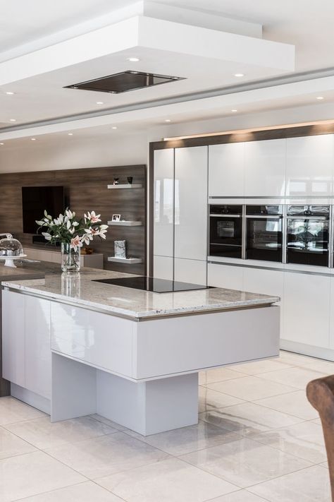 Clean White Kitchen Design, Luxury Kitchen 2023, White Laquer Cabinets Kitchen, Modern Kitchen Design Luxury 2023 White, Luxury Kitchens Modern White, Modern Classic Kitchen Design Luxury, Glossy White Kitchen Cabinets, Service Kitchen Design, Glossy White Kitchen