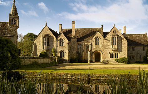 Great Chalfield Manor Chalfield Manor, Wolf Hall, Manor Garden, English Manor Houses, Castles In England, British Country, Medieval Houses, English Manor, Stately Home