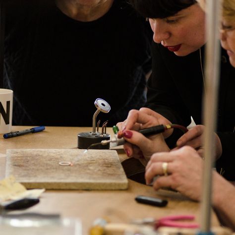 Wat is een beter cadeau dan de kans om je eigen ring te maken? In een paar uur tijd maak je je eigen prachtige zilveren ring. De workshop wordt gegeven in de ruimte waar alle sieraden van Charlotte gemaakt worden, een unieke kans op een kijkje achter de schermen. Onze studio is op de Delftsestraat 17B, en is makkelijk te bereiken met openbaar vervoer, of je kunt in de buurt parkeren tegen betaling. Na deze workshop ga je naar huis met je eigen gemaakte zilveren ring! Reserveer nu via de link of Ring Book, Scene Jewelry, Make Your Own Ring, Beautiful Silver Rings, Wellness Gifts, Public Transport, Ring Earrings, Behind The Scenes, Make Your Own