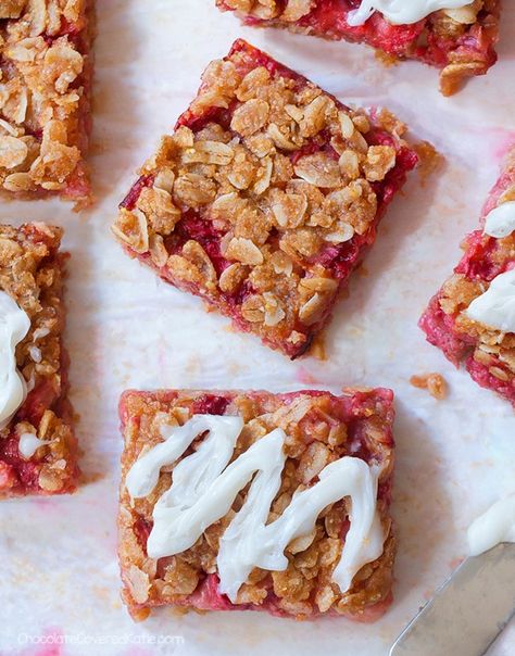 Homemade Oatmeal Bars, Healthy Strawberry Recipes, Summer Breakfast Recipes, Oat Bar Recipes, Strawberry Oatmeal Bars, Chocolate Covered Katie, Oatmeal Breakfast Bars, Strawberry Oatmeal, Homemade Oatmeal