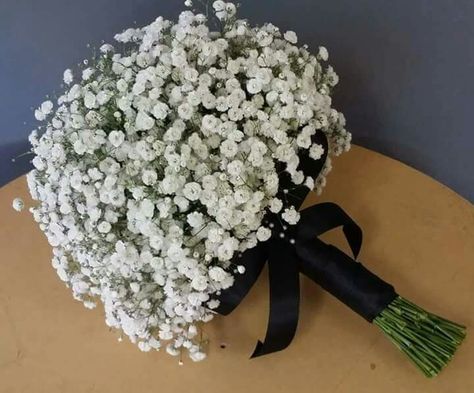 Black Rose Bridal Bouquet, Black And White Prom Bouquets, Wedding Bouquet Black And White, Black And White Bride Bouquet, Prom Bouquet Ideas Black Dress, Prom Bouquet Black Dress, Black Prom Bouquet, Prom Flowers Bouquet Black Dress, Black And White Flower Bouquet