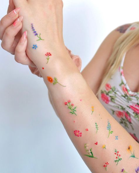 Tiny Flower Tattoo, Small Colorful Tattoos, Tiny Flower Tattoos, Handpoke Tattoo, Small Pretty Tattoos, Cute Little Tattoos, Cute Tiny Tattoos, Cute Small Tattoos, Dainty Tattoos