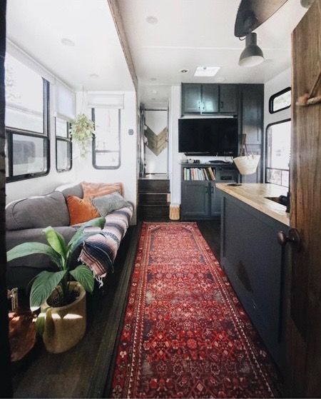 Caravan Vintage, Camper Trailer Remodel, Rv Travel Trailers, Caravan Renovation, Toy Haulers, Rv Makeover, Travel Trailer Remodel, Deco Studio, Rv Renovations