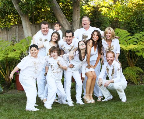 The Modern Family finale marks the end of what could be the last great network TV show. Cast Modern Family, Modern Family Funny, Old Hollywood Movies, Family Poster, Family Doctors, Family Funny, Modern Family, Family Photoshoot, Best Shows Ever